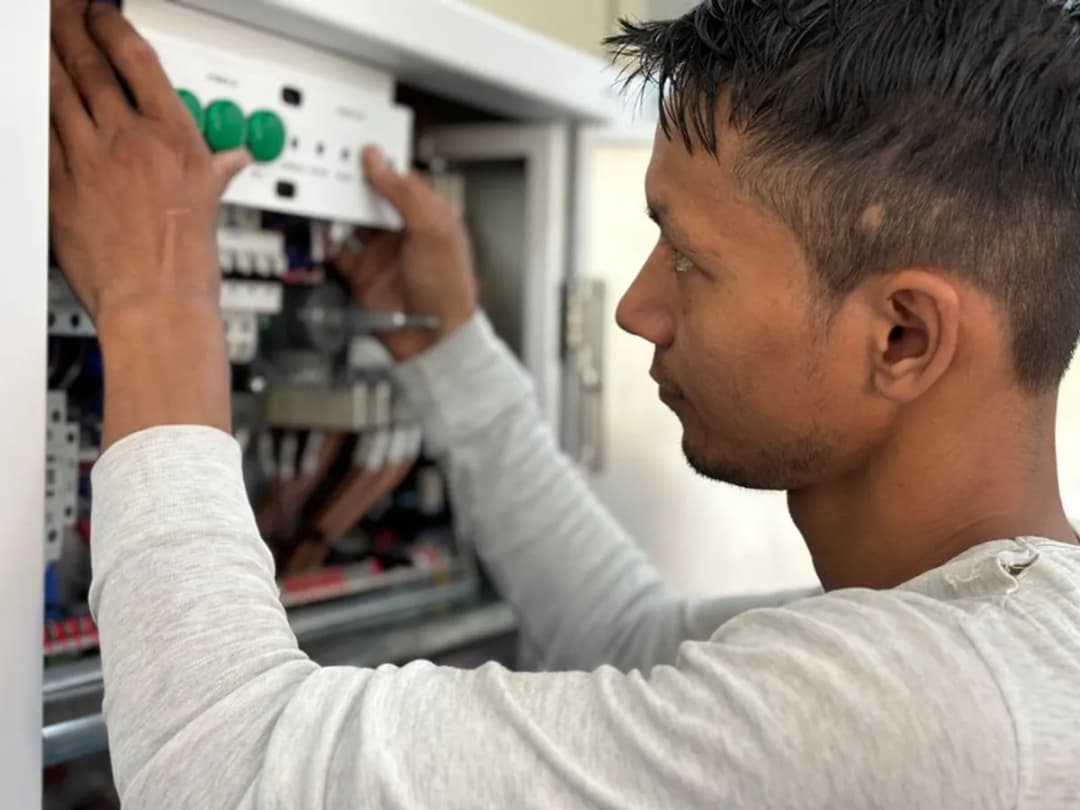 Electricista revisando una instalación eléctrica en una vivienda