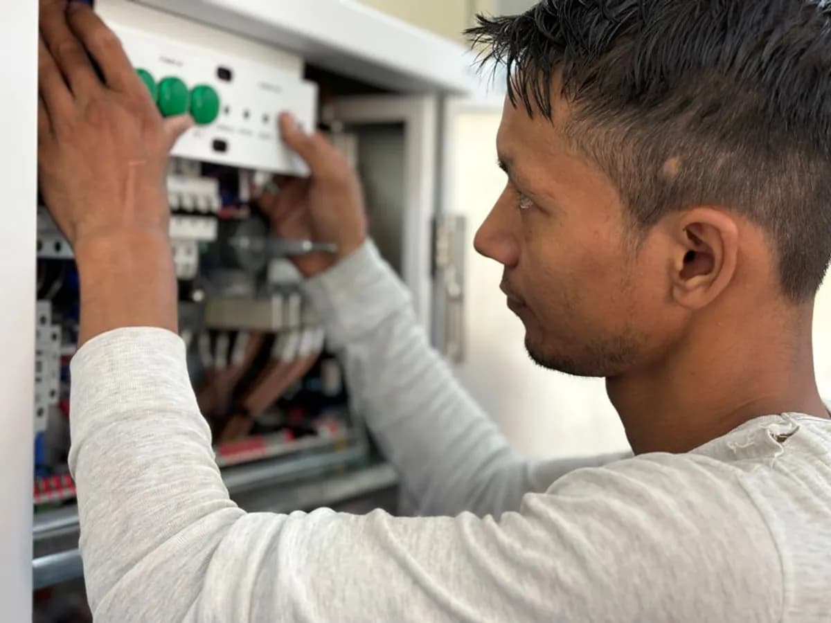 Electricista revisando una instalación eléctrica en una vivienda