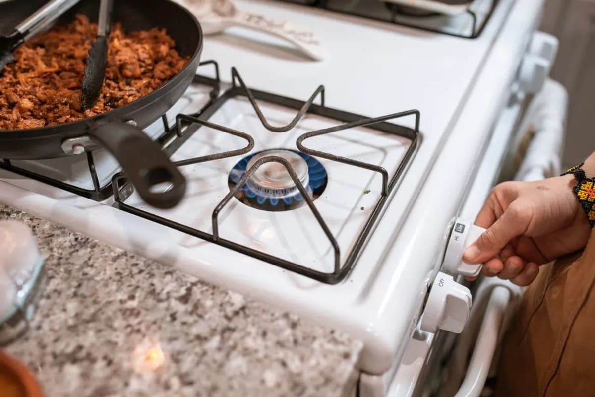 Gasista matriculado instalando una cocina a gas en una vivienda